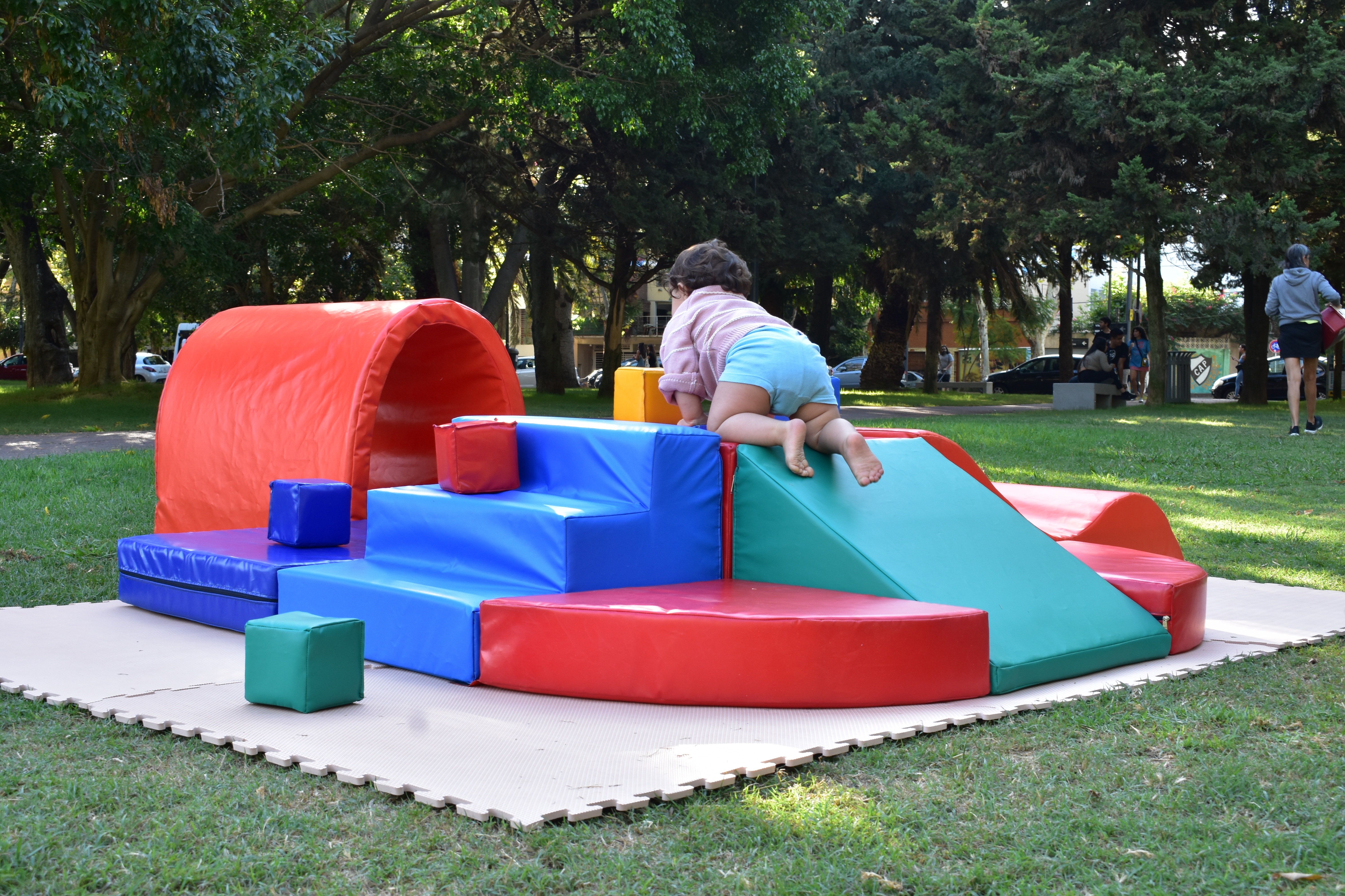 Bebé jugando en plaza blanda